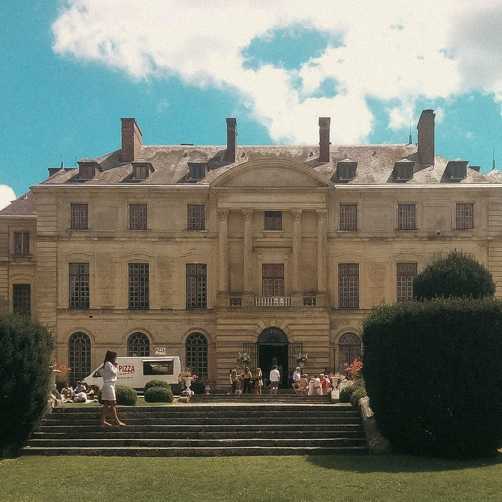 Photo d'un food truck de pizzas devant un chateau