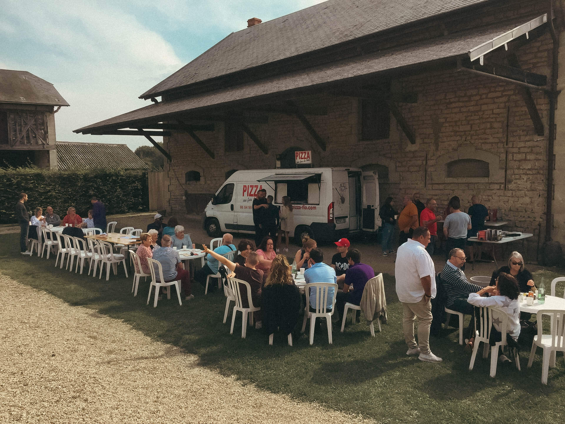 Photo d'un food truck de pizzas pendant un évènement familial