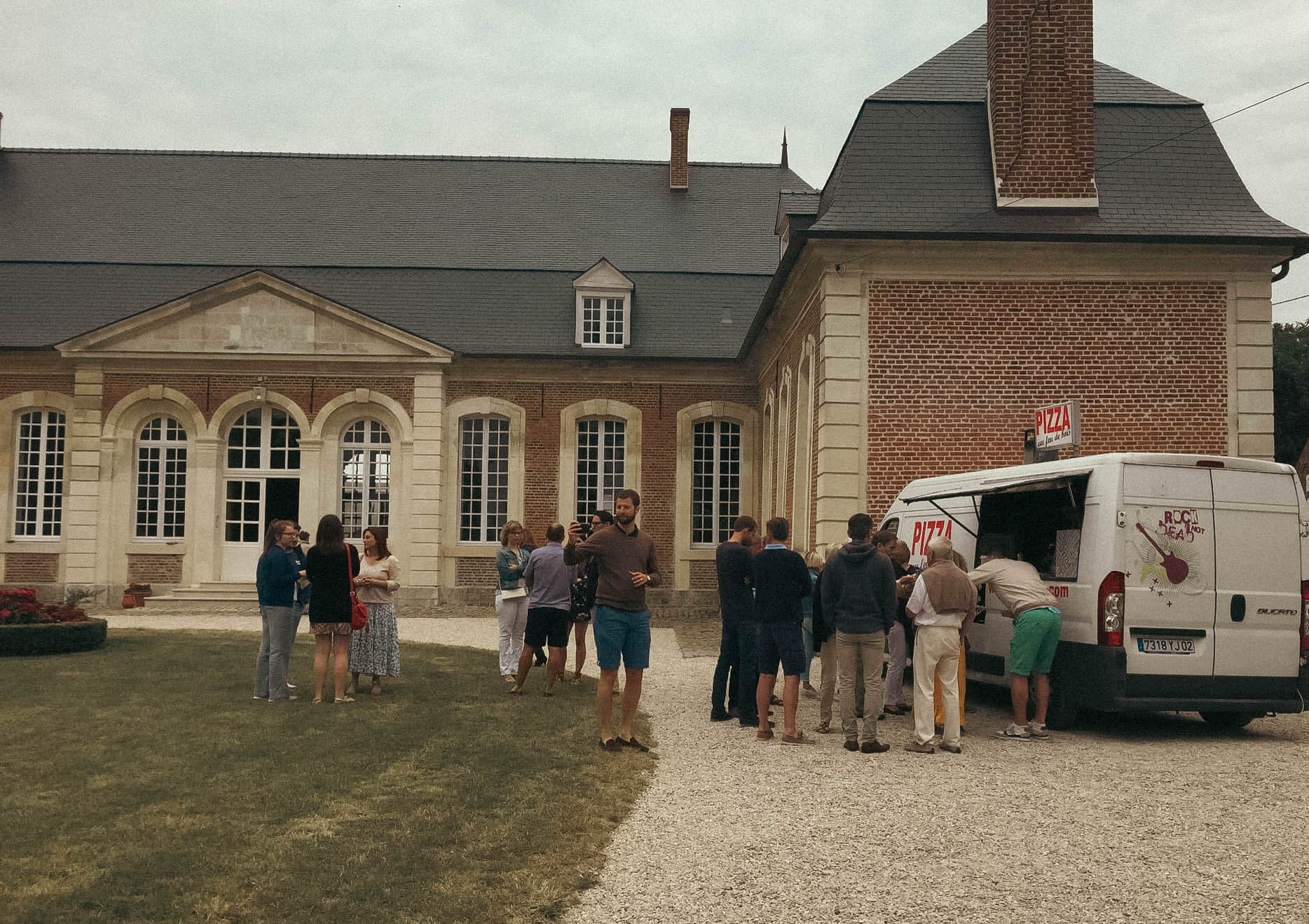 Photo d'un food truck de pizzas en prestation en Province