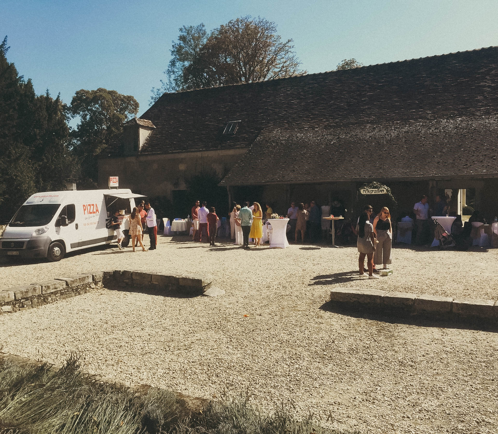 Photo d'un food truck de pizzas en prestation dans une grange