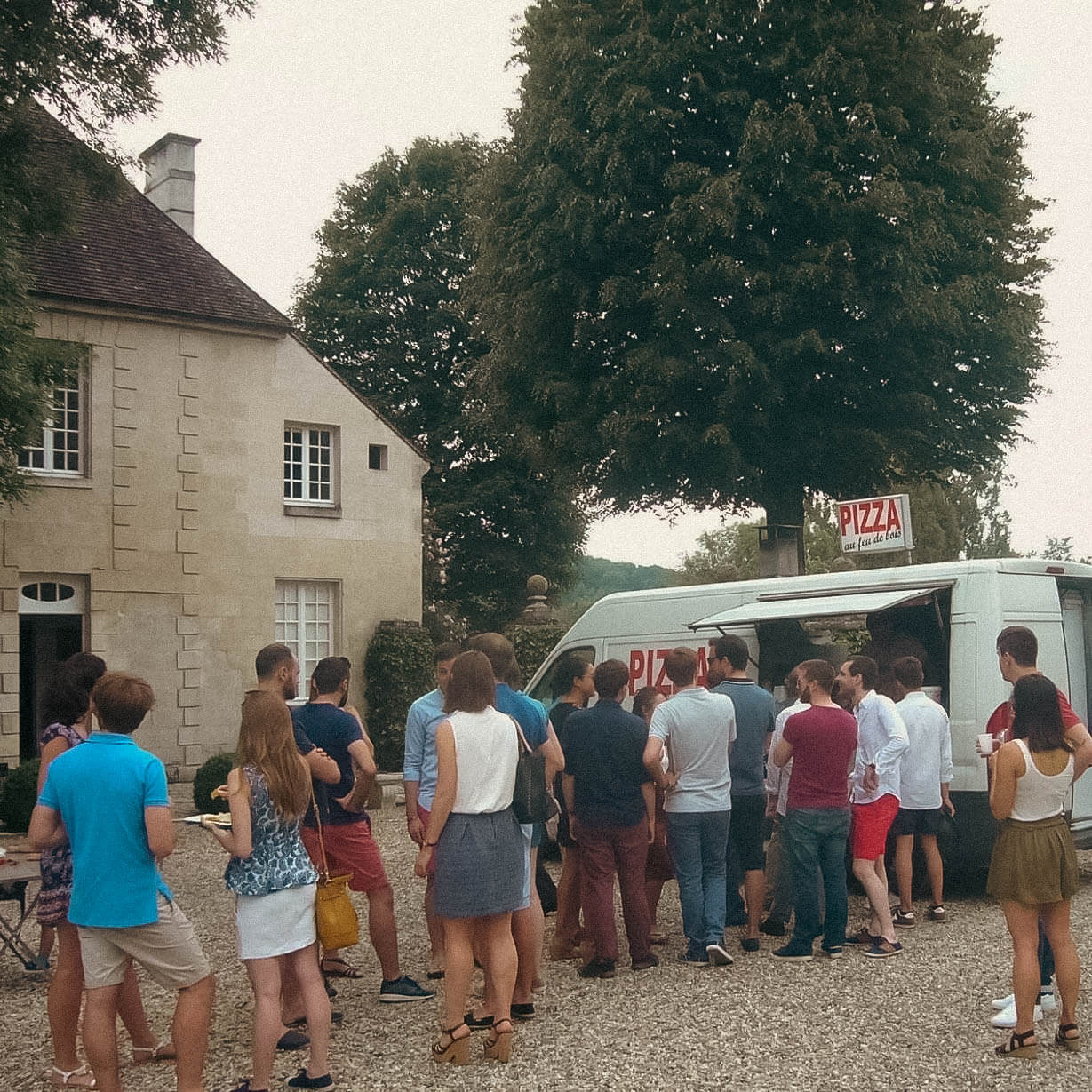 Photo d'un food truck de pizzas en prestation dans un jardin privé
