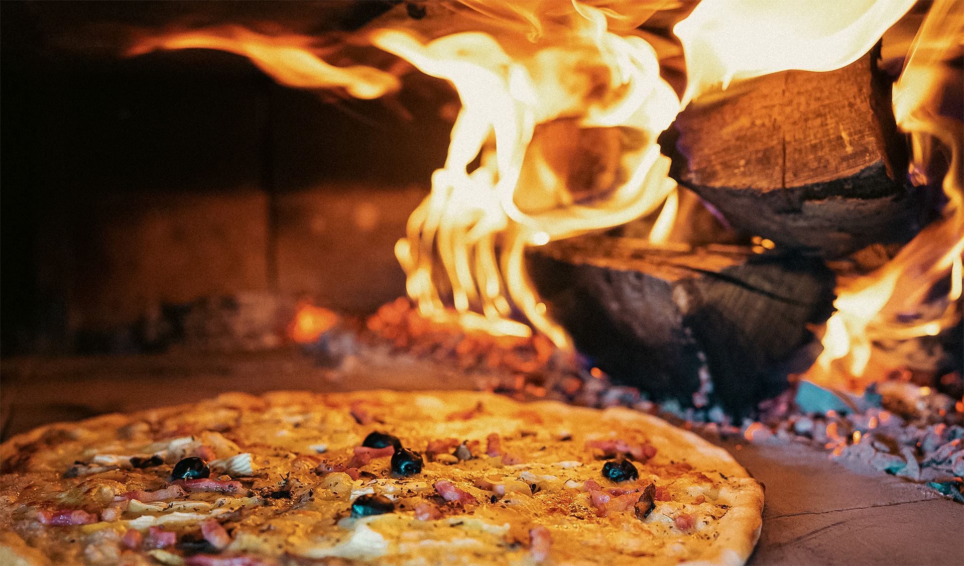 Photo de pizza savoyarde cuite au feu de bois